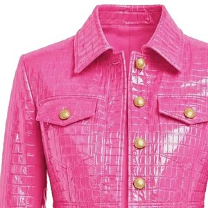 Chaqueta de Mujer Estilo Invernal, de Cuero con Grabado de Cocodrilo Rosa, Cuello Camisero y Botones Dorados, Largo Regular - Product Image 4