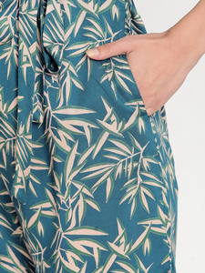 Mono casual de satén con cuello en V por encima de la rodilla, estampado de hojas, decoración tie-dye, cierre de botones y tela ecológica. - Product Image 3