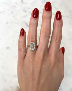 Bague de fiançailles solitaire en or massif 14k 18k avec émeraude de 5 carats et diamant de laboratoire, à griffes et tige droite, pour demande en mariage et anniversaire - Product Image 2