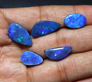 Opale australienne doublette, pierre brute naturelle, opale bleue feu, opale doublette, cabochon d'opale, fabrication artisanale de bijoux, vente en gros - Product Image 1