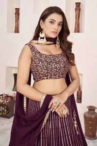 Ensemble Lehenga Choli court à rayures bordeaux et sequins, avec dupatta en organza brodé, sans manches, col carré, pour réception de mariage - Product Image 2