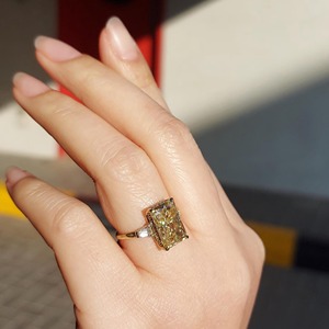 Anillo de Compromiso de Moissanita Amarilla Canaria de Corte Radiante Alargado de 5 Quilates, Anillo de Promesa de Oro Sólido, Anillo de Regalo de Aniversario para Ella - Product Image 2