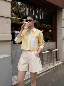 VIVIKA Chemise courte rayée jaune pour femme, manches longues, col blanc contrastant, poche plaquée, haut décontracté boutonné KYLE - Product Image 5