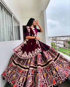 InCotton.M Lehenga Choli en Faux Georgette Brodé Rouge, Robe de Mariage Indienne Traditionnelle Longue, Coupe Classique pour Femme - Product Image 1