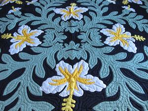 Couette Hawaïenne Artisanale Vintage Lavable 100% Coton avec Motif Floral Brodé pour la Décoration de la Literie à la Maison et à l'Hôtel - Product Image 2