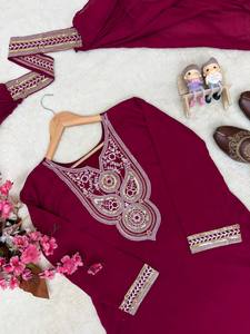 ชุดสูทปาลาซโซ่ผ้าจอร์เจตต์สีชมพูม่วงหรูหรา พร้อมงานปักคอเสื้ออย่างประณีต เสื้อคุर्ติสั้น กางเกงปาลาซโซ่ และผ้าคลุมไหล่ สไตล์อินเดีย-ปากีสถาน - Product Image 5