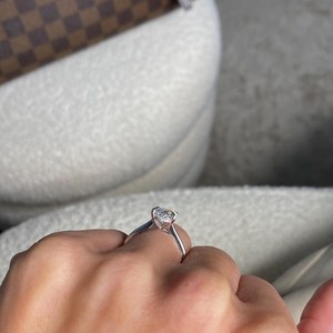 แหวนเพชรทรงรี 2.10 กะรัต เพชรเพาะเลี้ยงในห้องปฏิบัติการ ยี่ห้อ ELVORA GEMS |   แหวนแต่งงานทองคำ 18K ประดับเพชรเม็ดเดี่ยวแบบซ่อนรูปวงแหวน |   ไอจีไอ ทันสมัย - Product Image 6