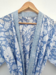 Kimono de algodón con estampado de flores en azul claro | Bata de algodón hecha a mano |   Ropa de estar por casa de algodón estampada - Product Image 3