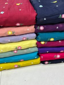 ผ้าปักลายชานเดรีสุดหรู สำหรับชุดฤดูหนาวแบบดั้งเดิม ชุดชาติพันธุ์สำหรับผู้หญิง ออกแบบโดยดีไซเนอร์ เหมาะสำหรับงานปาร์ตี้และงานแต่งงาน ยืดหยุ่นได้ ไม่ยับง่าย - Product Image 3