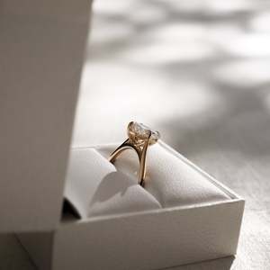 Anillo de compromiso de oro amarillo macizo de 14K con diamante solitario de corte cojín cultivado en laboratorio, de alta calidad, joyería fina de lujo - Product Image 3