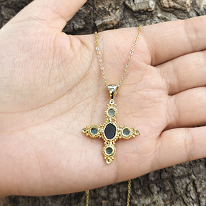 Collar con colgante de cruz de ónix negro ovalado estilo antiguo con detalles de circonita cúbica de corte redondo, cadena chapada en oro de 18k. - Product Image 5