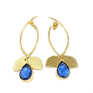 Boucles d'oreilles pendantes tendance en saphir bleu en forme de goutte d'eau, plaquées or 24 carats, faites à la main, avec feuille texturée en or et pierre précieuse, pour femme - Product Image 1