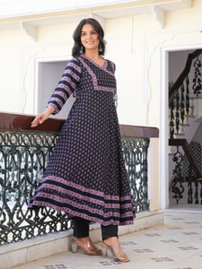 Kurta Anarkali Negra de Rayón con Estampado Floral para Mujer, con Cuello Angrakha y Mangas Tres Cuartos, Diseñada para Vestimenta Étnica Global - Product Image 4