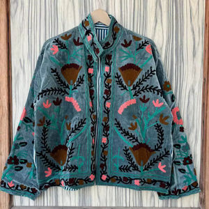 Chaqueta Suzani de terciopelo bordada a mano: Abrigo bohemio de invierno - Product Image 1