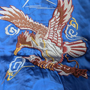 Veste Sukajan élégante à toucher doux avec col montant et logo sur le devant, disponible en différentes couleurs mélangées, idéale pour les fêtes et les voyages. - Product Image 3