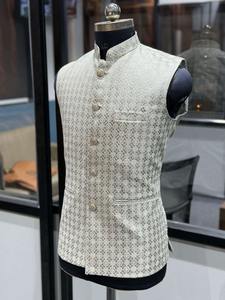 Abrigo de Alta Calidad con Bordado y Lentejuelas Hecho a Mano para Bodas y Fiestas Disponible al Mejor Precio - Product Image 2