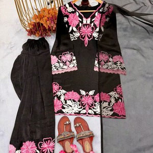 เปิดตัวชุดออกงานดีไซน์ใหม่ เสื้อผ้าซาตินเนื้อดีพร้อมกางเกงปาลาซโซ่และผ้าคลุมไหล่ - Product Image 1