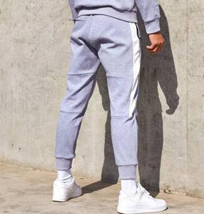 Pantalon de survêtement homme 445 g/m² coupe ample à bas ouvert, style athlétique, directement de l'usine - Product Image 1
