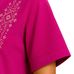 เสื้อคลุมปักลายสำหรับผู้หญิง สีชมพูฟูเชีย แขนสั้น คอวี ผูกเอว สไตล์ลำลอง รับทำโลโก้ตามสั่ง ขายส่ง เสื้อแฟชั่น ผู้ผลิตเสื้อเชิ้ต - Product Image 3
