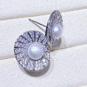 Pendientes de Perlas de Agua Dulce del Fabricante Original de Zhuji, Estilo Moderno y Elegante con Microcirconitas Incrustadas en Hojas de Loto - Product Image 4