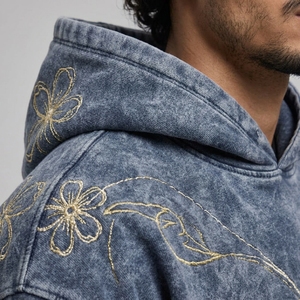 Sweat-shirt brodé pour homme, avec détails brodés élégants, pour un design confortable, idéal pour les sorties décontractées et les voyages. - Product Image 6