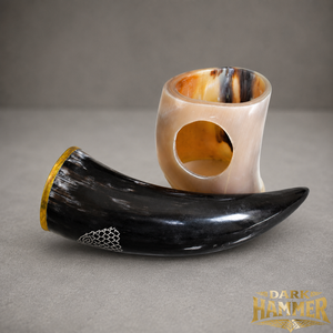 Dark Hammer DHA-101100 Cuerno para beber hecho a mano, ecológico, de cuerno de búfalo natural, con diseño de lobo, punta de latón, borde de latón y soporte para cuerno - Product Image 3