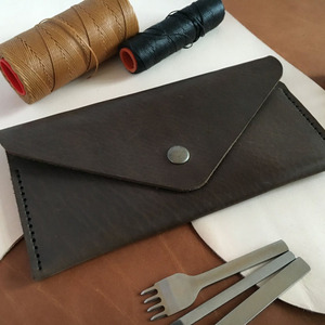 Enveloppe à monnaie en cuir de haute qualité avec surpiqûres de qualité supérieure, quincaillerie durable, fermeture éclair sécurisée, style minimaliste à prix abordable - Product Image 6