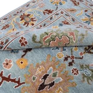 Tapis artisanal en laine bleue noué à la main avec motif floral, antidérapant et adapté aux animaux domestiques, pour la décoration intérieure du salon et de la chambre. - Product Image 4