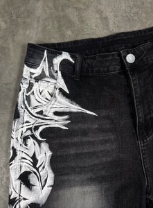 Shorts imprimés noirs pour hommes, motif patchwork, taille mi-haute, style urbain, fermeture boutonnée, coupe-vent, infroissable, respirant, en tissu de coton - Product Image 4