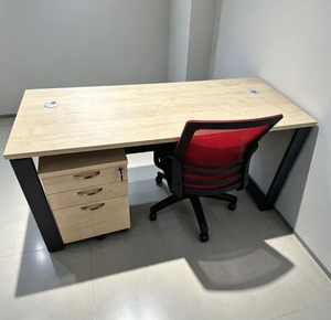 Table de conférence extensible moderne, rectangulaire, placage bois, pieds métalliques, design minimaliste, mobilier commercial durable, 12 places - Product Image 1