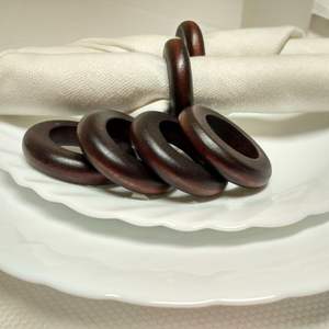 Anillo para Servilletas de Madera de Inspiración Noble que Aporta un Acabado Sofisticado a la Decoración de Banquetes - Product Image 3