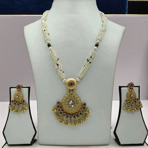 Conjunto de Collar de Perlas Tradicionales de Varias Hebras con Colgante de Filigrana de Oro Antiguo y Pendientes Jhumka a Juego, Joyería Nupcial - Product Image 3