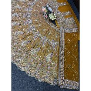 Magnifique Lehenga Choli de mariage avec des motifs complexes et des broderies en sequins - Product Image 4