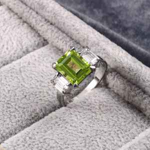 Bague en péridot taille émeraude en argent sterling 925 avec accents de pierres vertes élégantes pour femme - Product Image 2