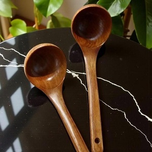 Venta al por mayor de utensilios de cocina antiadherentes con mango ergonómico 2025, juego de cucharas y cucharones de madera de teca natural - Product Image 4