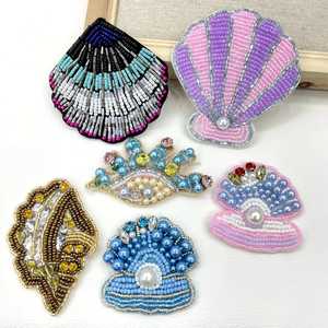 Breloque de sac moderne et tendance avec perles de rocaille et broderie artistique, breloque de sac brodée personnalisée avec perles multicolores - Product Image 1