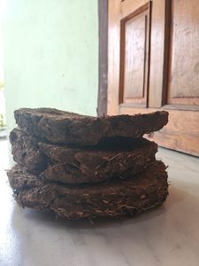 Natürliche Getrocknete Kuhdung-Kuchen |   Traditionelle Indische Handgefertigte Kuhdung-Brennstoffkuchen aus Mizoram für Pferdegebrauch - Product Image 2