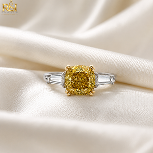 Bague pour homme en or massif jaune canari avec diamant de laboratoire taillé en baguette conique et trois pierres, bijoux de luxe raffinés |   9K 14K 18K - Product Image 4