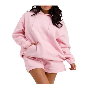 Ensemble de détente pour femmes grandes tailles, rose, avec sweat à capuche ample à épaules tombantes et manches longues, et short à entrejambe bas avec poches latérales - Product Image 5