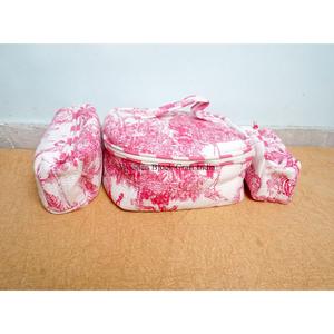 ชุดกระเป๋าเครื่องสำอางแบบควิลท์ 3 ชิ้น งานฝีมือสุดหรู ผ้าฝ้ายออร์แกนิก ลายพู่ห้อย ปิดด้วยซิป เป็นมิตรกับสิ่งแวดล้อม น้ำหนักเบา - Product Image 1