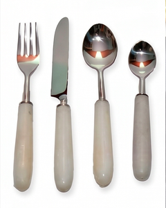 Ensemble de couverts classiques avec manches blanches, en acier inoxydable, passe au lave-vaisselle, pour mariage et usage domestique, ensemble de 4 pièces - Product Image 1