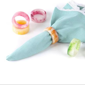 Elegantes servilleteros de resina floral para mesas de recepción de bodas y decoraciones románticas para fiestas - Product Image 1