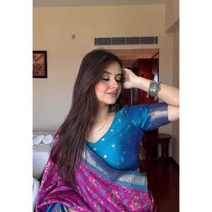 Sari Patola en soie douce Himanshi avec des tissages contrastés pour robes de soirée, couleur vin - Product Image 3