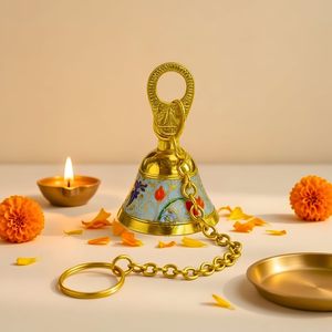 Campana de Mano de Latón Chapada en Oro con Diseño Esmaltado y Cadena para Pooja, Meditación, Oración, Artesanía Hindú, Uttar Pradesh - Product Image 6