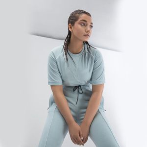 ชุดเสื้อยืดและกางเกงออกกำลังกายสำหรับผู้หญิง คุณภาพสูง เนื้อผ้าระบายอากาศได้ดี สวมใส่สบาย เหมาะสำหรับออกกำลังกาย ชุดกีฬาทันสมัย - Product Image 4