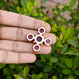 Colgante Clásico de Cruz con Cabujón de Rubí y Jade, Bañado en Oro de 18K, Conector de Latón para Collar, Suministro para Fabricación de Joyería Espiritual Católica - Product Image 4