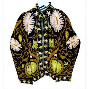 Elegante Chaqueta Acolchada Negra con Bordado Floral a Mano para Mujer, Cuello Mandarín, Manga Larga, Botones Cubiertos, Algodón No Tejido, Otoño - Product Image 1