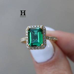 Bague de fiançailles de luxe en or jaune 14 carats avec émeraude verte de 2 carats cultivée en laboratoire et halo de diamants pour femme, vente en gros - Product Image 3