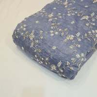 Tissu en dentelle florale brodée de perles et de sequins faite à la main en gros pour robe de mariée, robe de soirée et tenue de fête