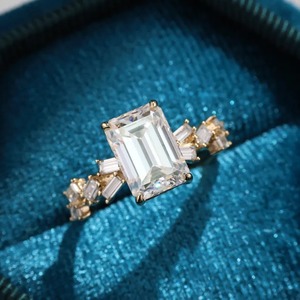 Bague de fiançailles en moissanite taille émeraude avec halo baguette en or jaune 14 carats, bague de mariage, bague de fiançailles, cadeau pour elle, bague de demande en mariage. - Product Image 4